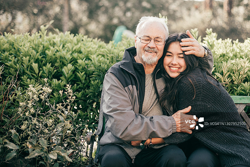 爷爷的拥抱图片素材