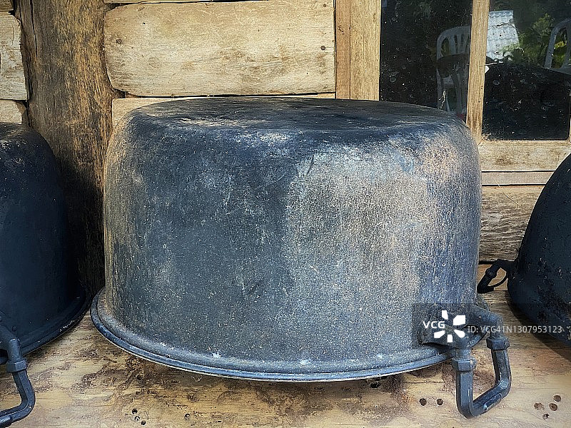 厨房外的铝锅图片素材