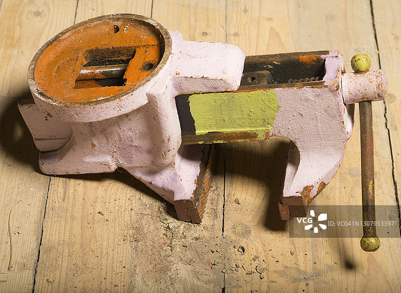 倒置的、正在维修的破损老虎钳图片素材