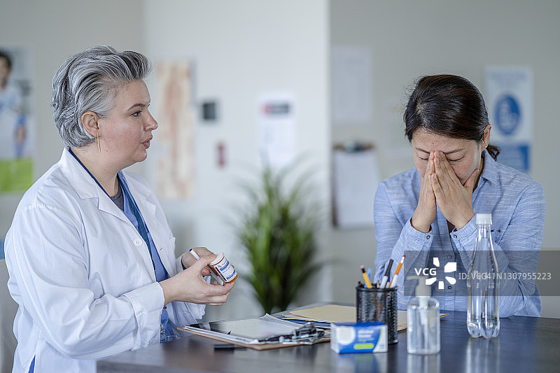 医疗预约中的悲伤亚洲女人图片素材