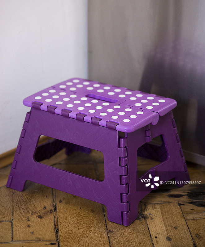 硬木地板上的厨房台阶图片素材