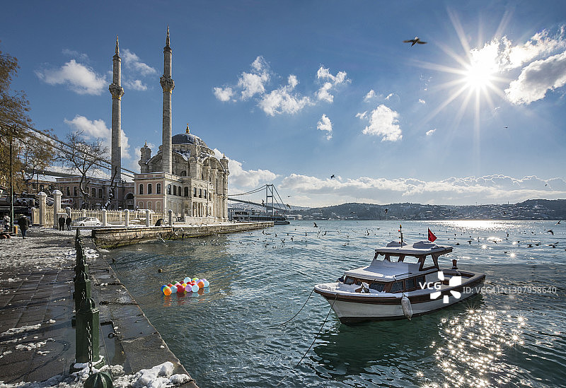 土耳其伊斯坦布尔的奥尔塔科伊清真寺图片素材