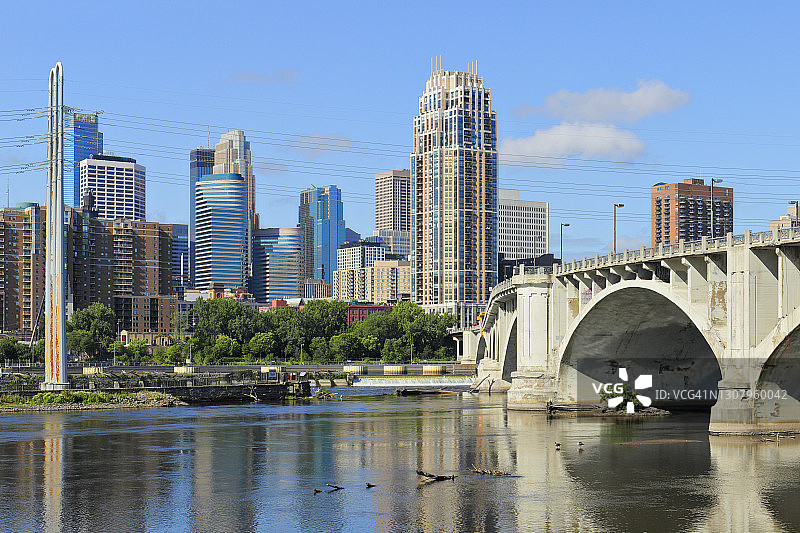 明尼阿波利斯天际线与中央大街桥图片素材