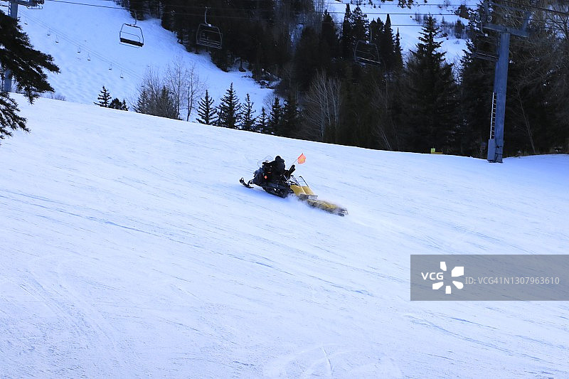 滑雪巡逻队紧急救助滑雪者图片素材