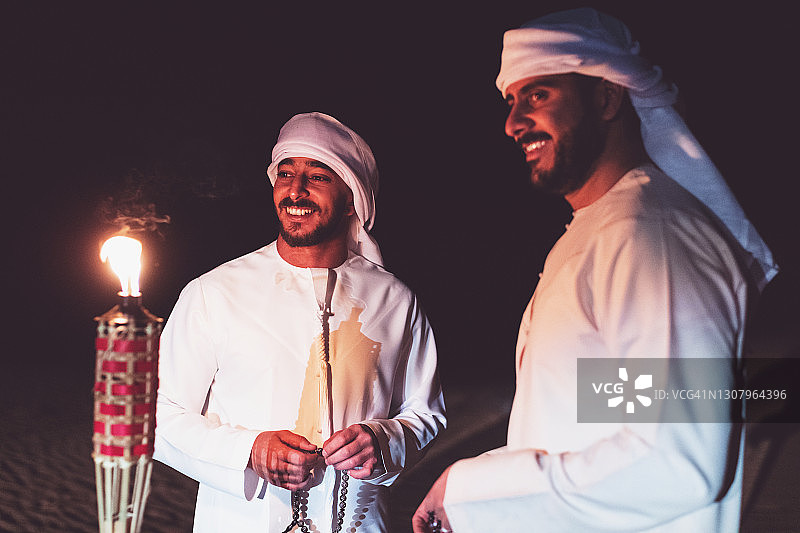 阿拉伯人在沙漠营地会面图片素材