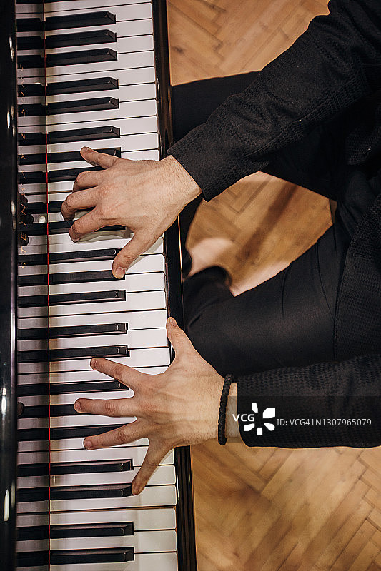 弹钢琴的男人图片素材