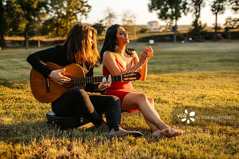 在草地上唱歌的弗拉门戈歌手和吉他手图片素材
