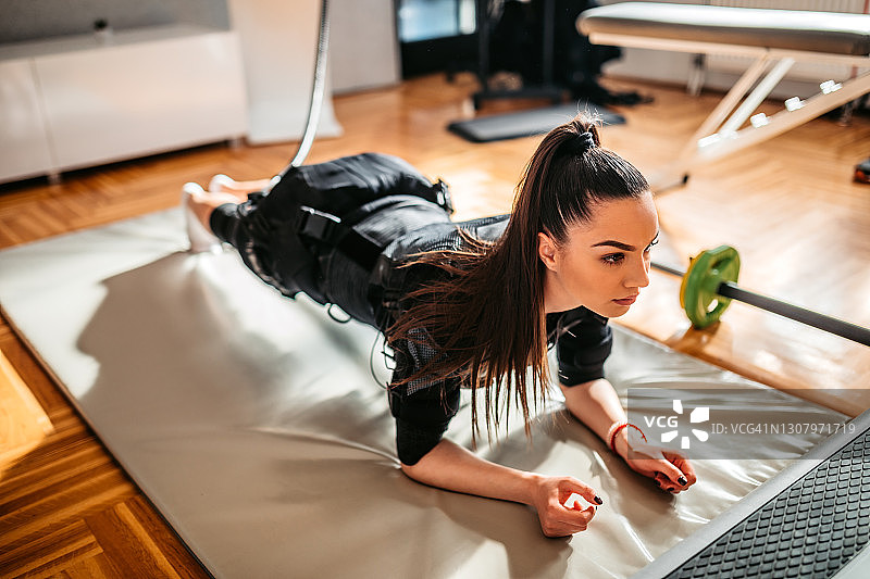 正在训练中穿着EMS制服的女人图片素材