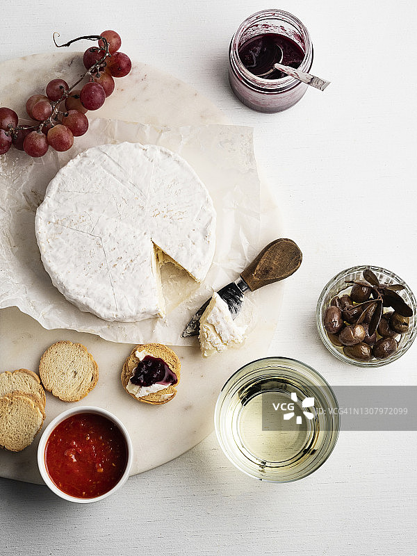 布里奶酪、手工奶酪、卡门贝尔奶酪、白色霉菌奶酪、传统法式卡门贝尔奶酪图片素材