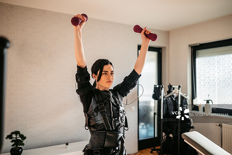 正在训练中穿着EMS制服的女人图片素材