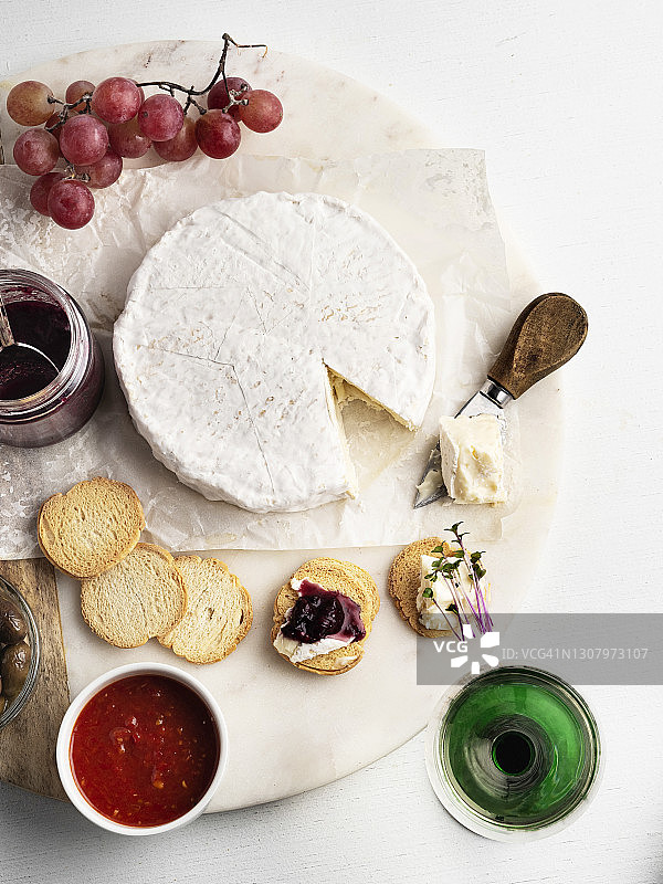 布里奶酪、手工奶酪、卡门贝尔奶酪、白色霉菌奶酪、传统法式卡门贝尔奶酪图片素材
