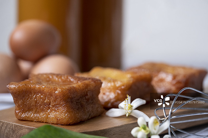 木板上的自制西班牙炸面包片图片素材