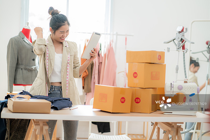店主，女裁缝打包盒子，准备寄给顾客图片素材