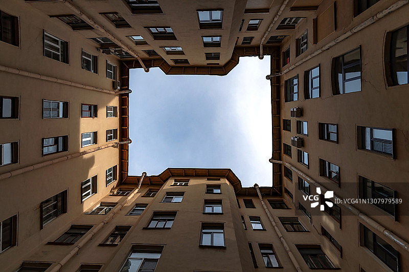 圣彼得堡老城区的小庭院“井”图片素材