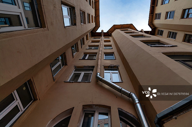 圣彼得堡老城区的小庭院“井”图片素材