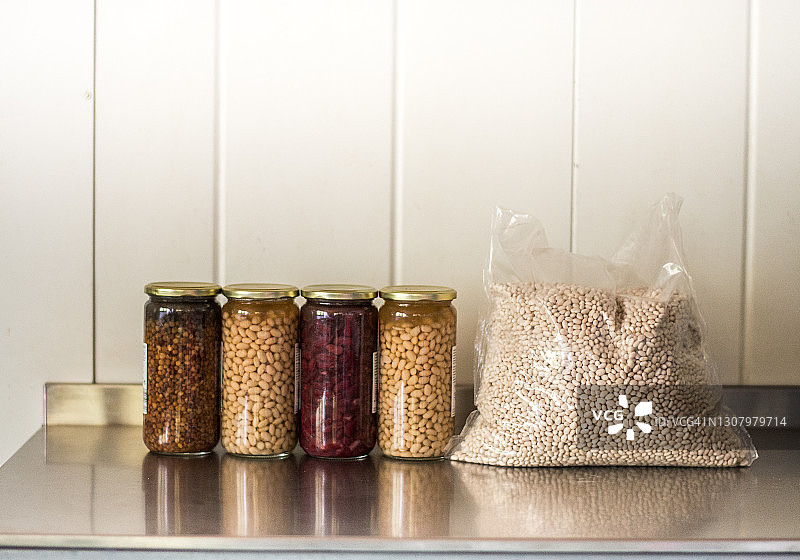 不同的豆类玻璃罐图片素材