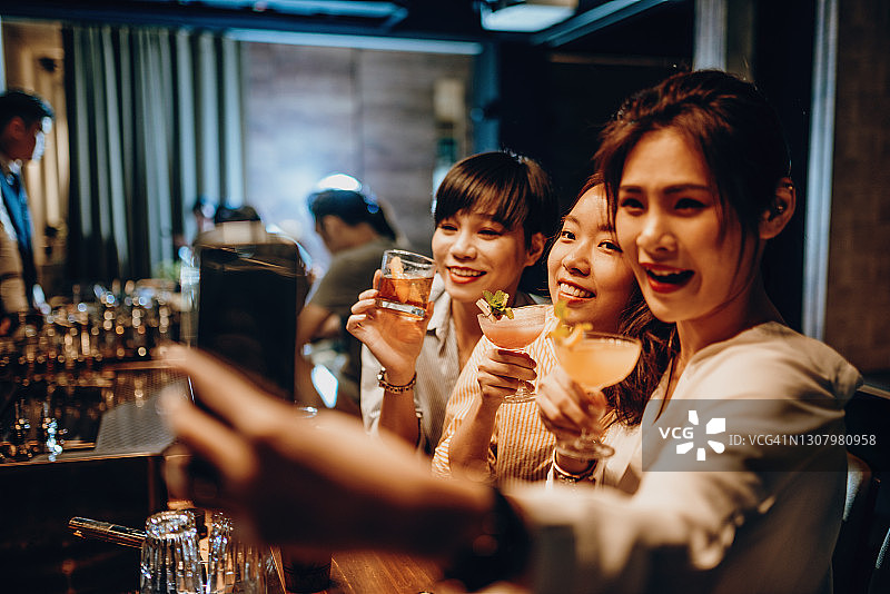 接种新冠疫苗后恢复正常生活图片素材