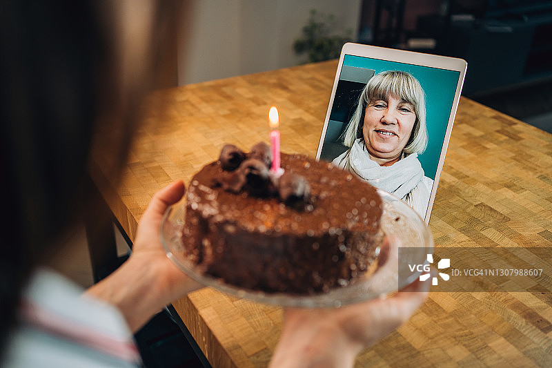 通过视频会议庆祝生日的女人图片素材