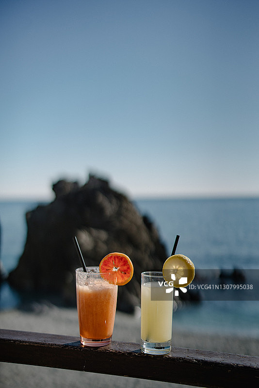 海边壁架上的两杯柑橘饮品图片素材
