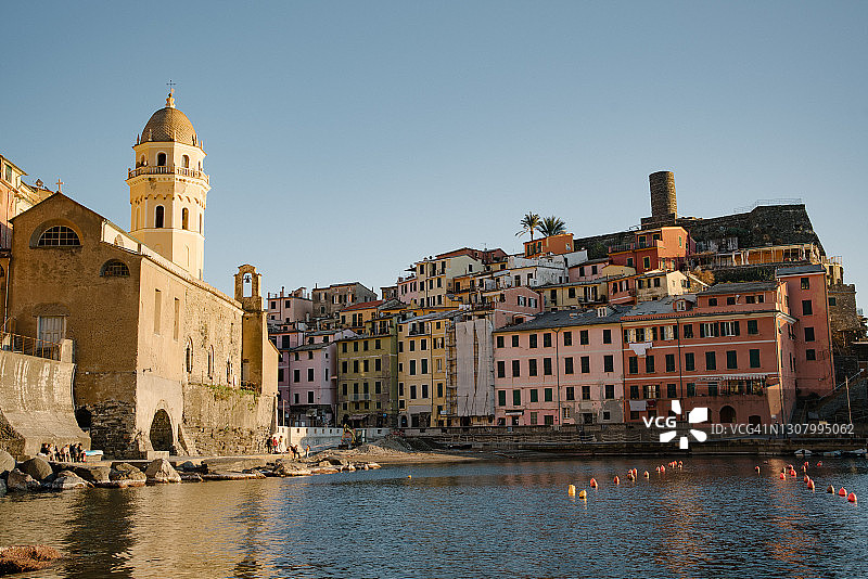 从海上眺望旧城区和海滨图片素材