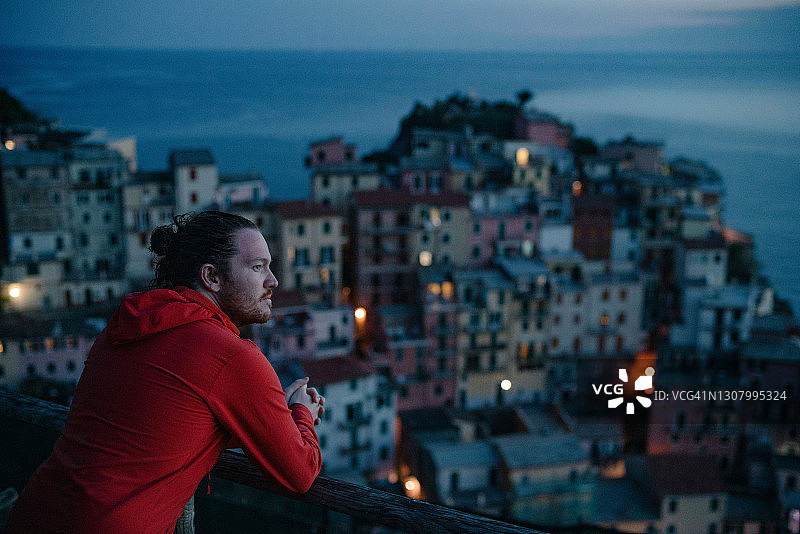 年轻男人在露台上看日落图片素材