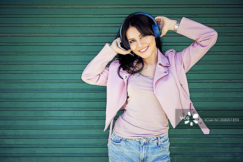 年轻女孩正在跳舞和听音乐图片素材