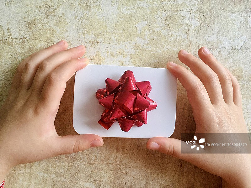 孩子抱着礼品盒的双手图片素材