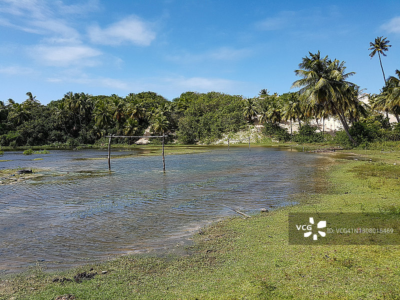 被水覆盖的足球场图片素材