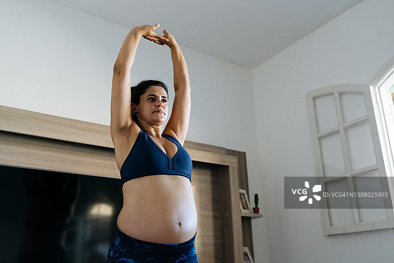 孕妇在客厅做伸展运动图片素材