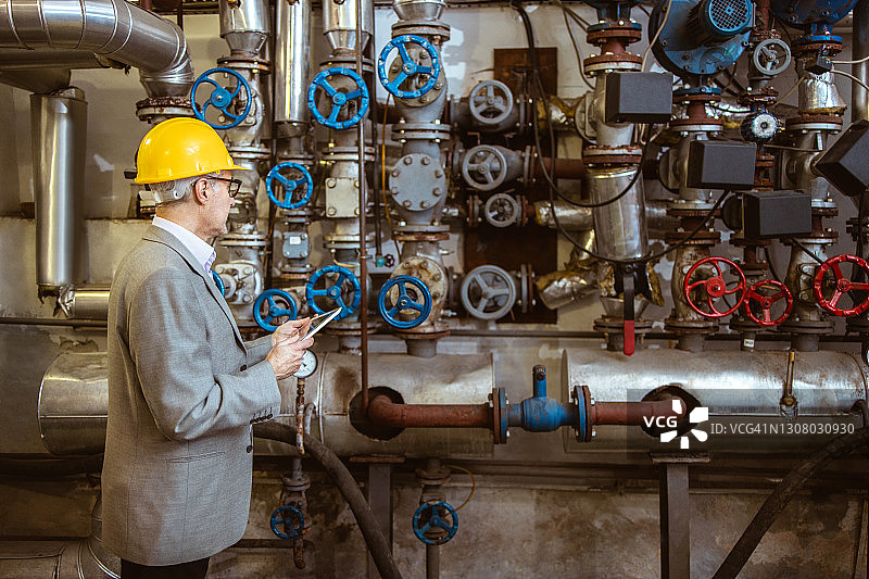 戴安全帽的工程师检查系统运行图片素材