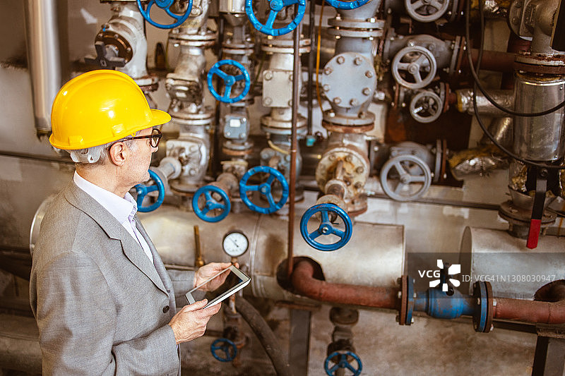 戴安全帽的工程师检查系统运行图片素材