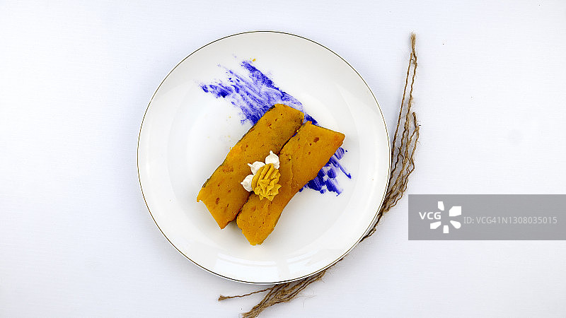 白色盘子里的黄色南瓜蛋糕图片素材