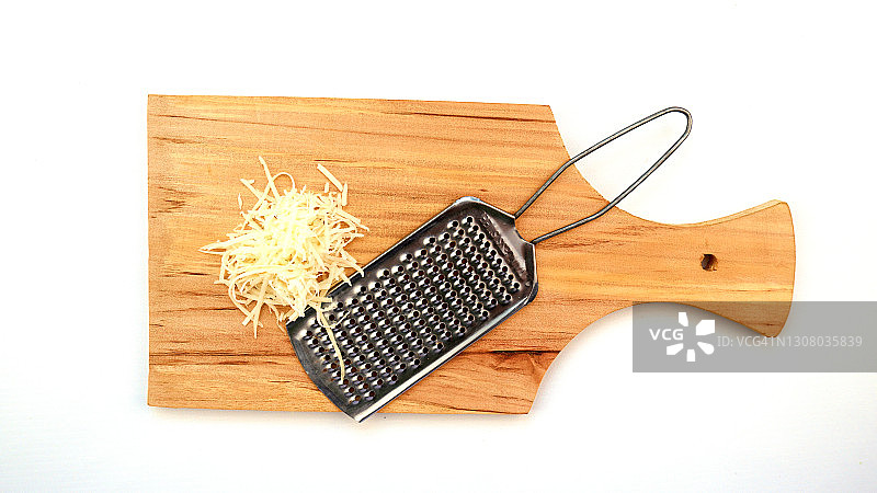 木制底座上的奶酪刨丝器图片素材
