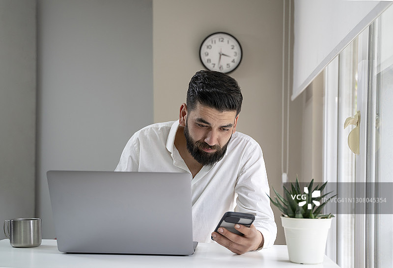 在办公室使用笔记本电脑的商人图片素材