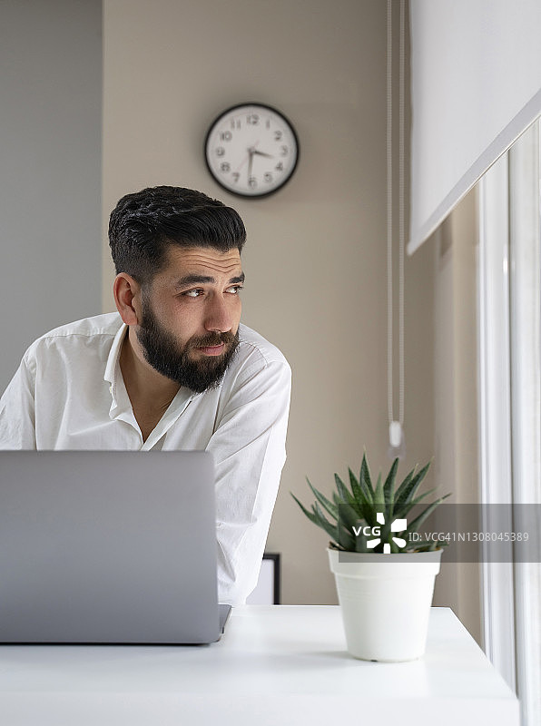在办公室使用笔记本电脑的商人图片素材
