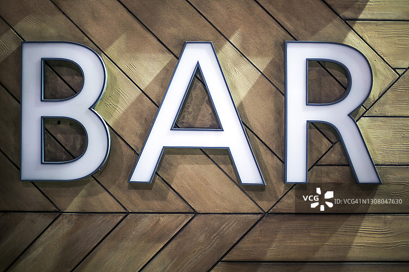 水泥墙上的酒吧标志图片素材