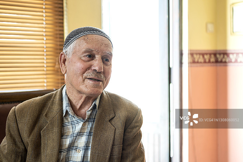 年长的男人摆姿势图片素材