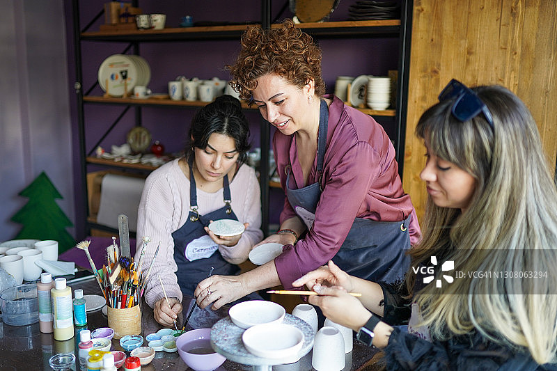 在陶瓷工作室制作陶瓷的妇女小组图片素材