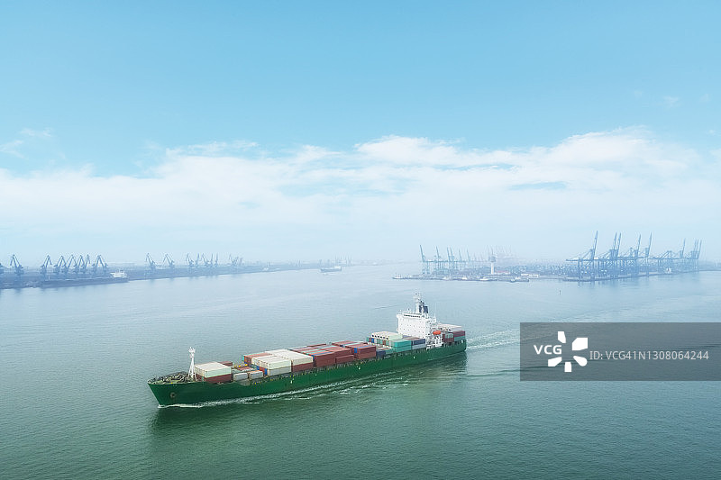 蓝天下的天津港图片素材