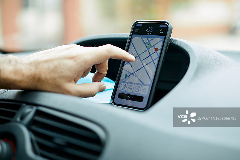 带有GPS地图应用程序的智能手机特写图片素材