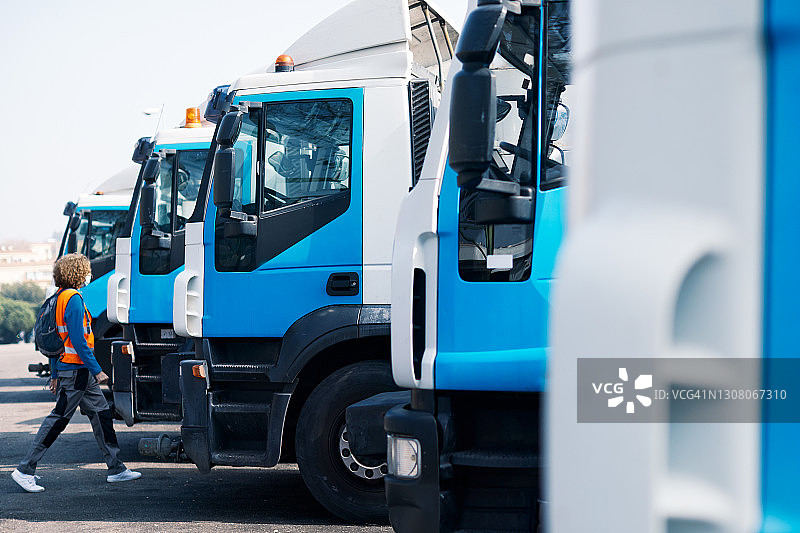 垃圾收集员走向垃圾车图片素材