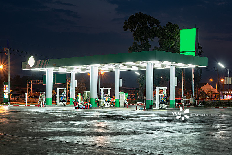 日落时的加油站图片素材