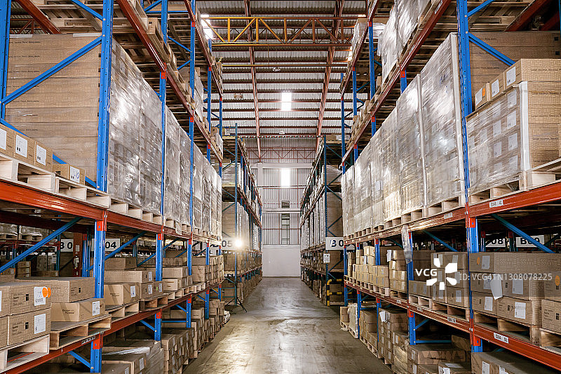 大型配送仓库中货架通道的视角图片素材