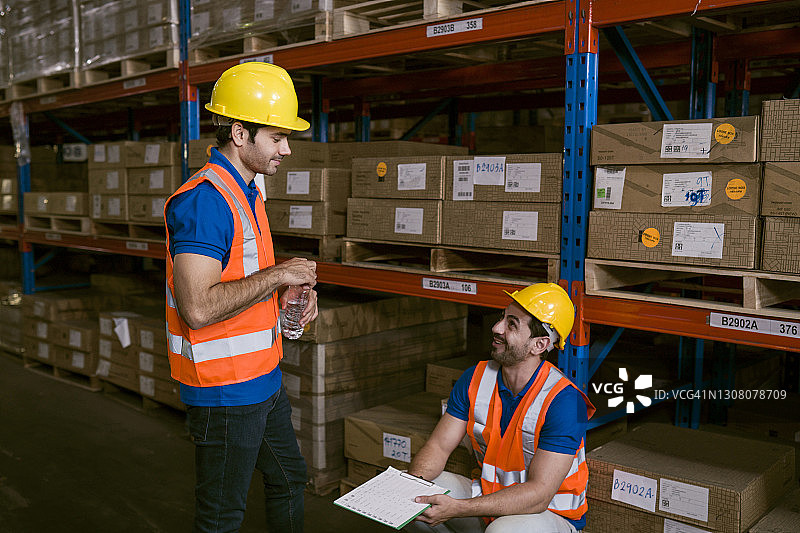 快乐的仓库工人图片素材