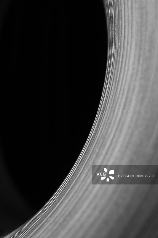 黑色背景上的金属曲线图片素材