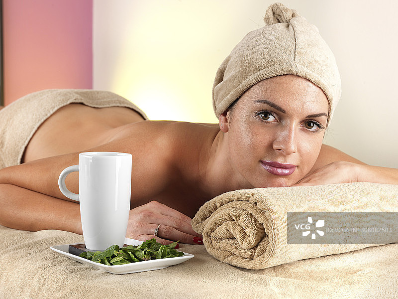 女人享受放松的背部按摩图片素材