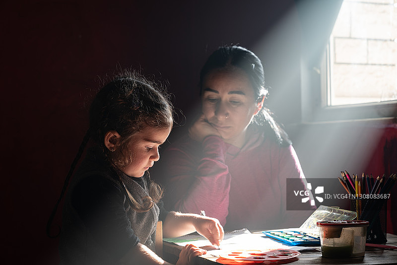 在家自学的母女肖像图片素材