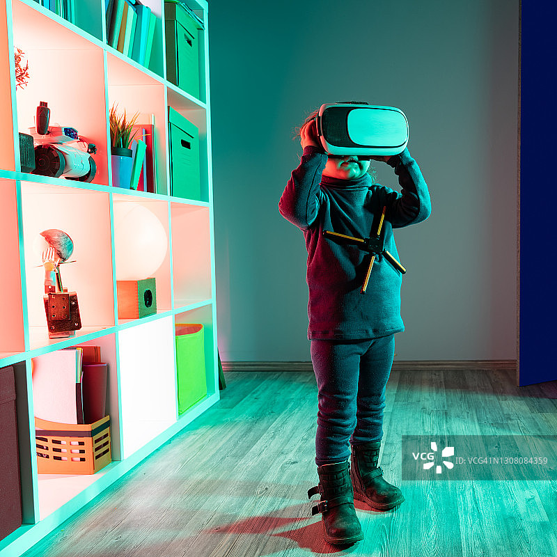 小孩戴着VR头显，穿着虚构人物服装图片素材