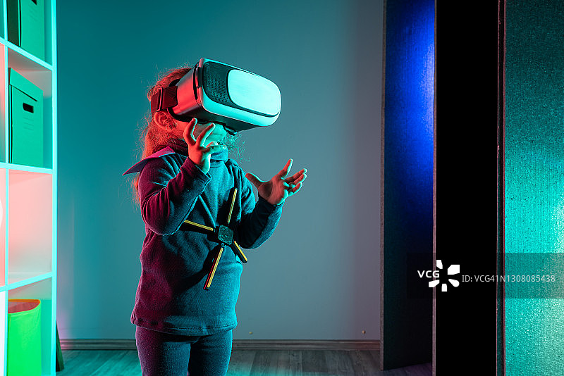 小孩戴着VR头显，穿着虚构人物服装图片素材