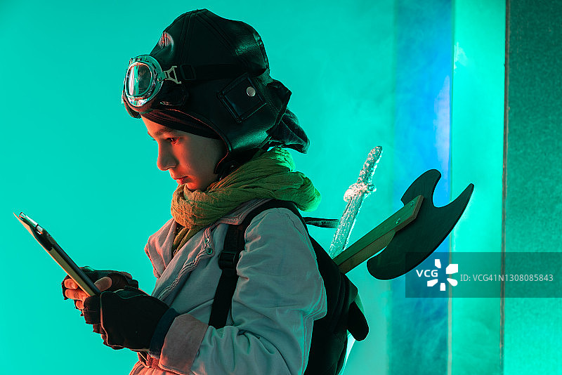 使用平板电脑的虚构人物服装男孩肖像图片素材